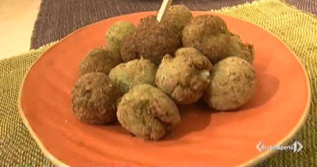 polpette di piselli con un cuore di scamorza
