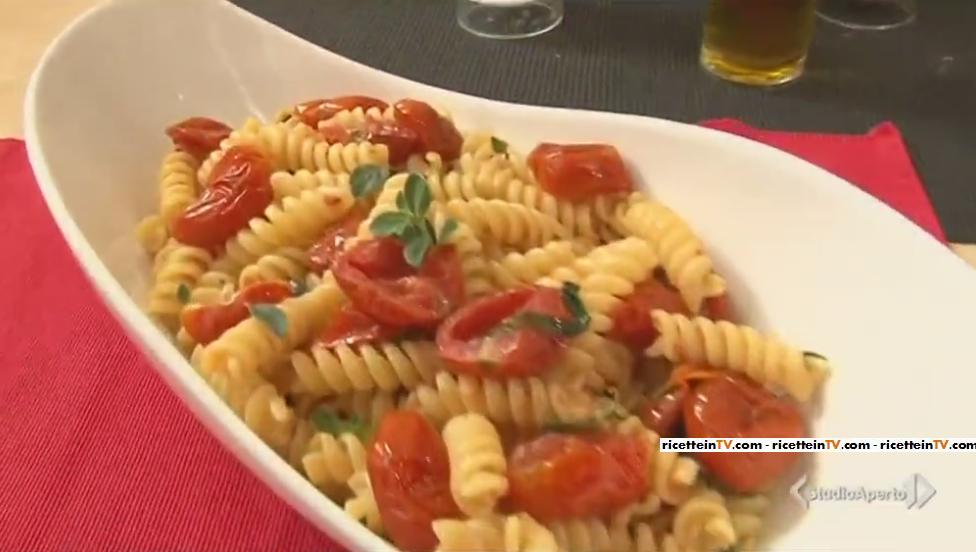 Cotto e Mangiato | Ricetta fusilli colorati con pomodorini gratinati |  Tessa Gelisio