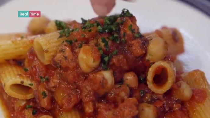 rigatoni con ragù di polpo e ceci