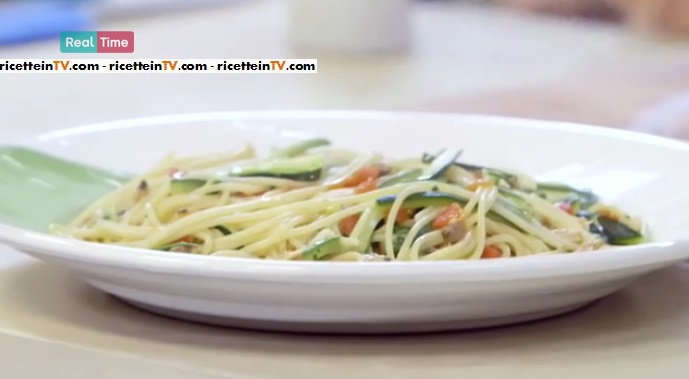 spaghetti con vongole zucchine e pomodorini