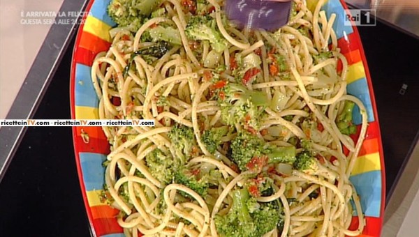 bucatini con pomodori secchi e broccoli