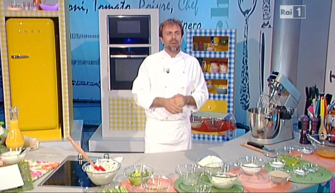 Tronchetto Di Natale Luca Montersino.La Prova Del Cuoco Ricetta Tronchetto Mascarpone Zola Sedano E Noci Luca Montersino