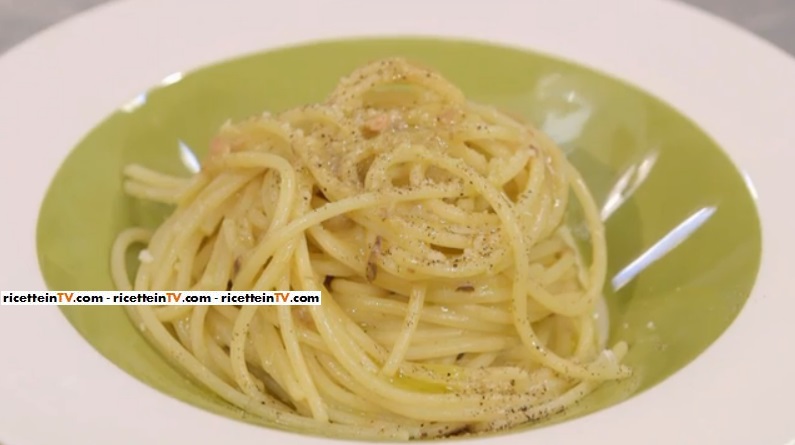 spaghetti acciughe e uovo