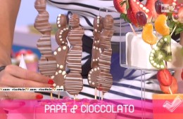 spiedini di frutta e domino al cioccolato