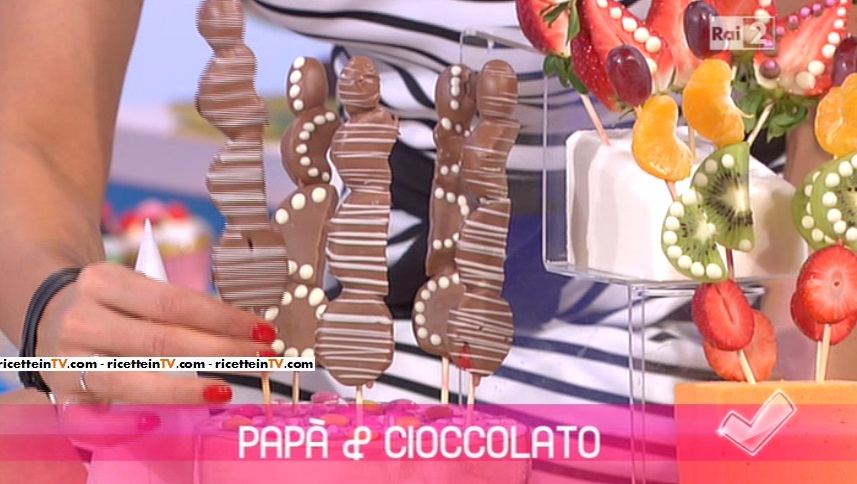 spiedini di frutta e domino al cioccolato