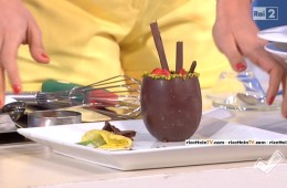 uovo di cioccolato con mousse all'ananas