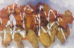 patatas bravas con alitas de pollo
