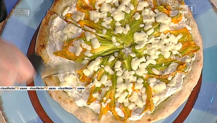 pizza con segale ricotta e fiori di zucca