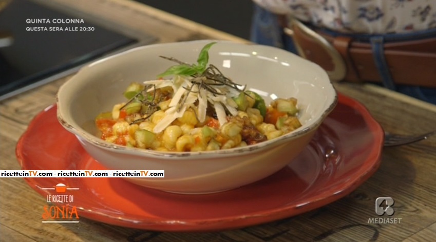 cicatielli con pomodorini cipollotti melanzane e grana