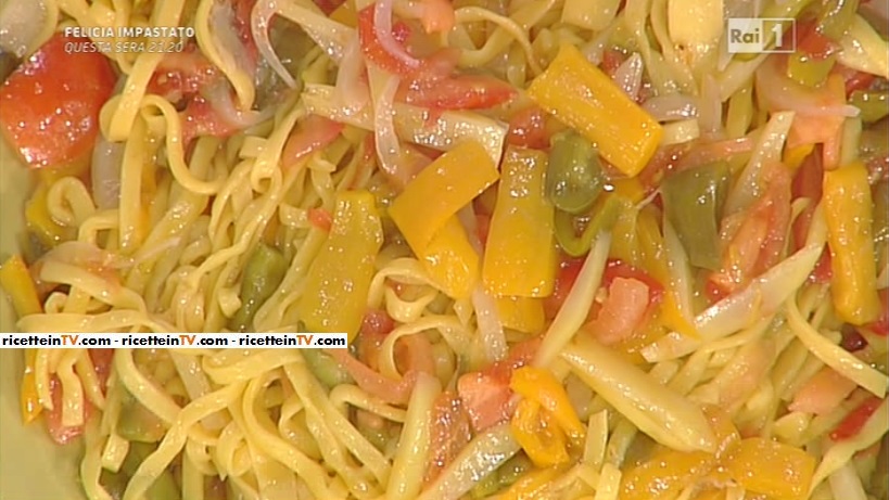 spaghetti alla chitarra pomodoro e peperoni di Alessandra Spisni
