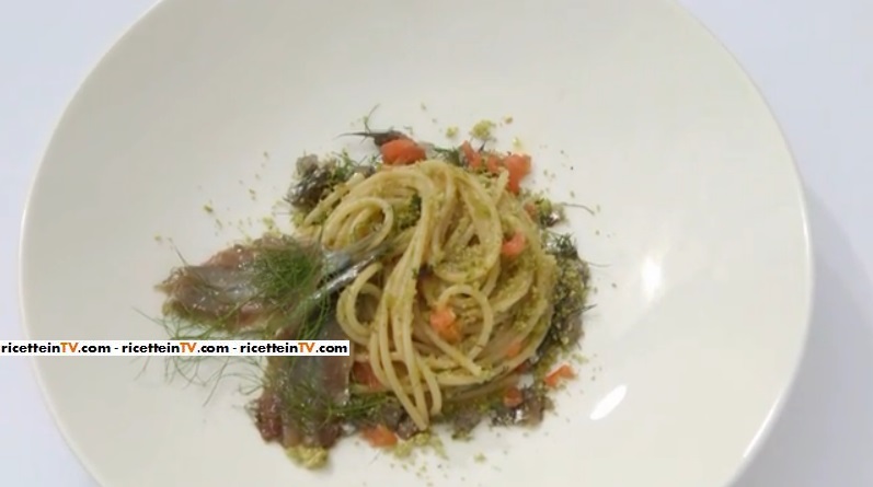 spaghettone con pesce azzurro olive capperi e pomodorini