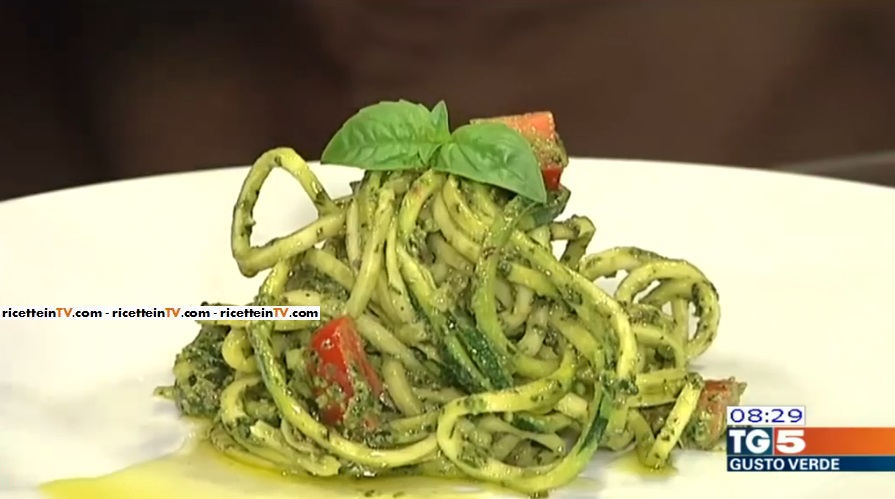 spaghetti con pesto di basilico e pistacchi