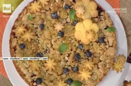 torta di mele e mirtilli con crumble aromatico di Natalia Cattelani
