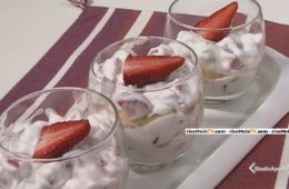 bicchieri di panna e fragole