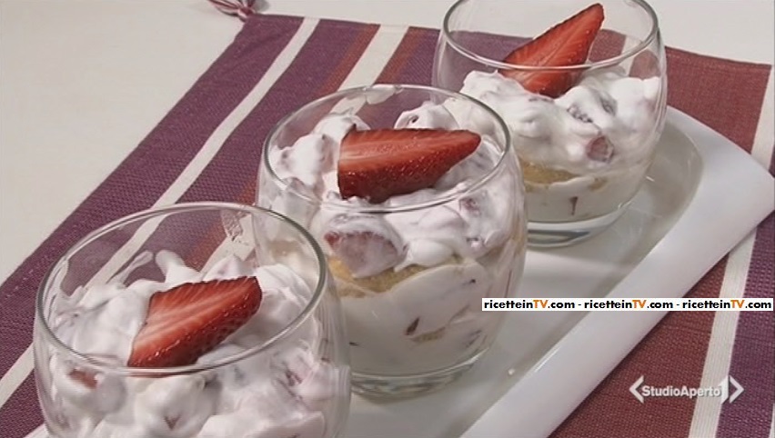 bicchieri di panna e fragole