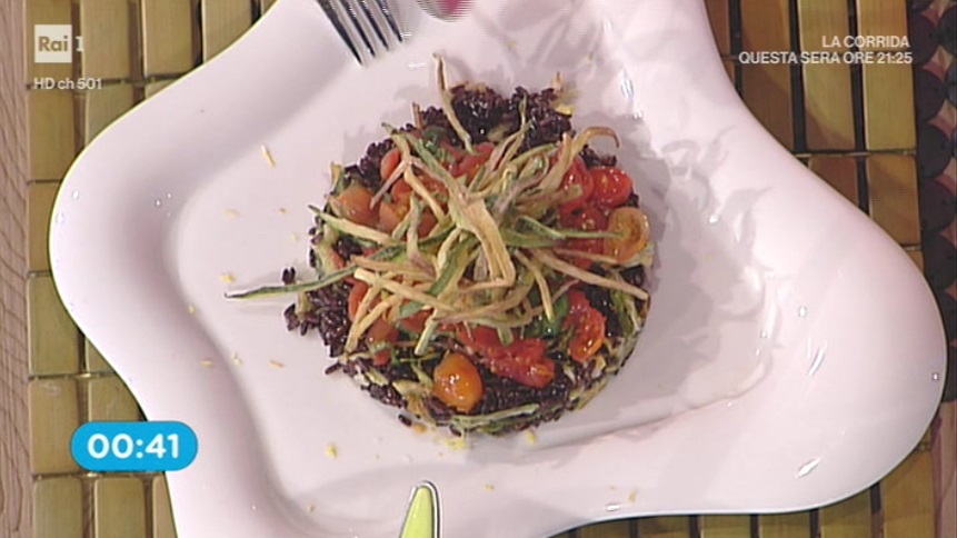 insalata di riso nero venere con pomodorini e zucchine fritte