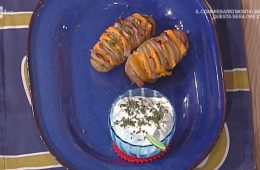 patate Hasselback con prosciutto di Praga cheddar e panna acida