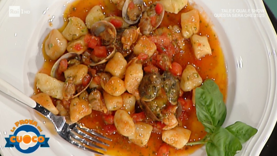 gnocchi di patate con guazzetto di pomodoro vongole e pesto di Verdiana Gordini