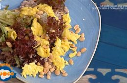 lattuga rossa con vitello uova e arachidi di Clara Zani