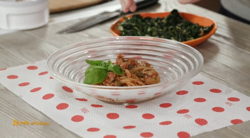 spaghetti con alici marinate e briciole di pane