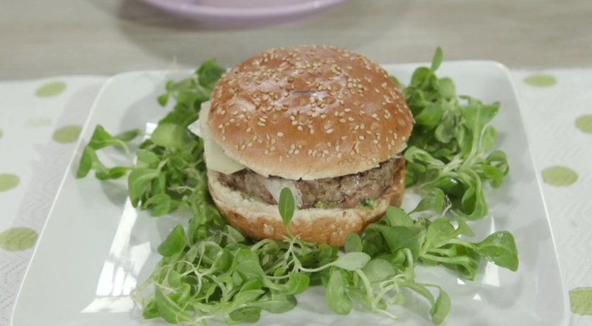 hamburger con toma e salsa verde di Anna Moroni