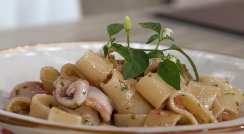 pasta con calamari e pesto alla siciliana