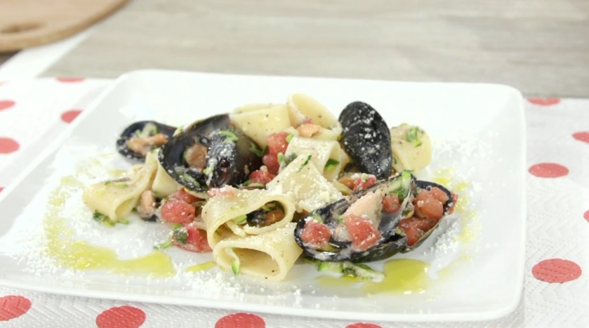 pasta con cozze e pecorino al cartoccio