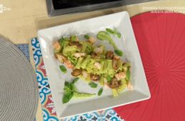 tortiglioni con zucchine e gamberi e funghi croccanti
