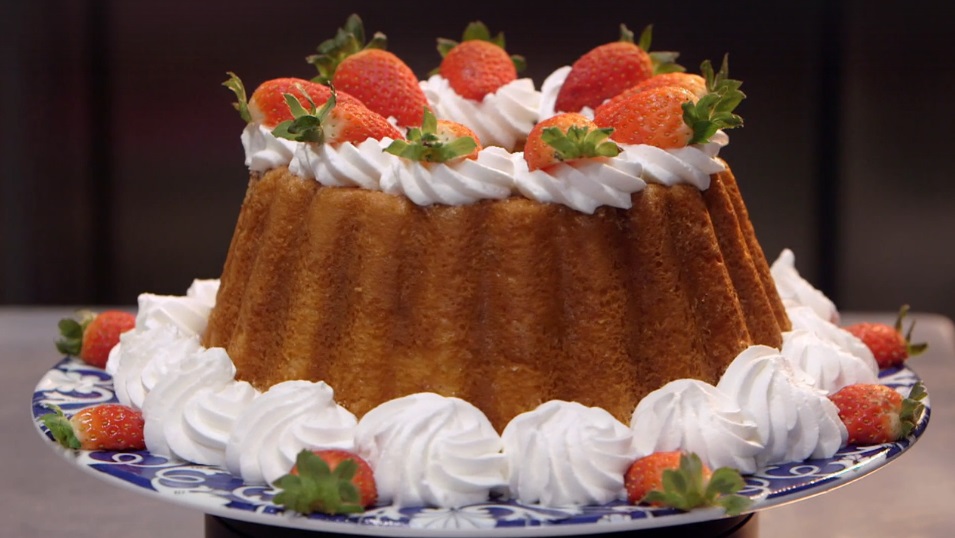 torta babà con fragole e panna