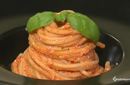 spaghetti con pesto di pomodori secchi e gamberi
