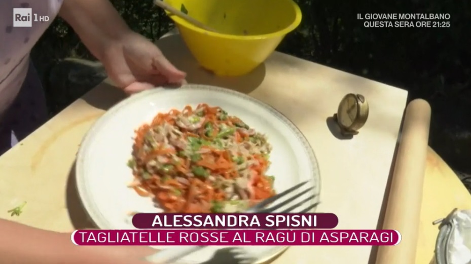 tagliatelle rosse al ragù di asparagi di Alessandra Spisni