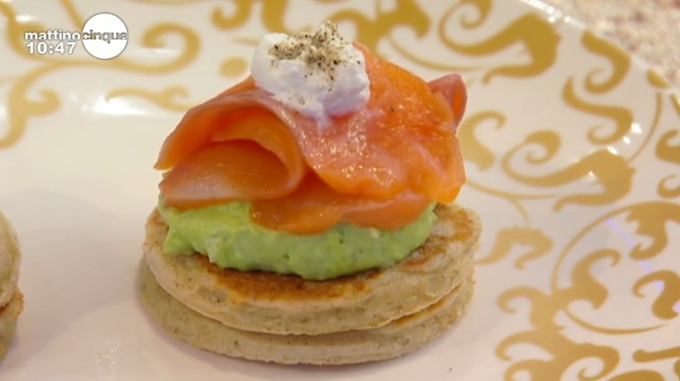 blinis con avocado e salmone