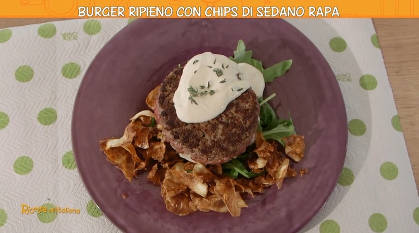 burger ripieno con chips di sedano rapa