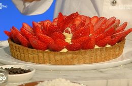 crostata alle nocciole e fragole