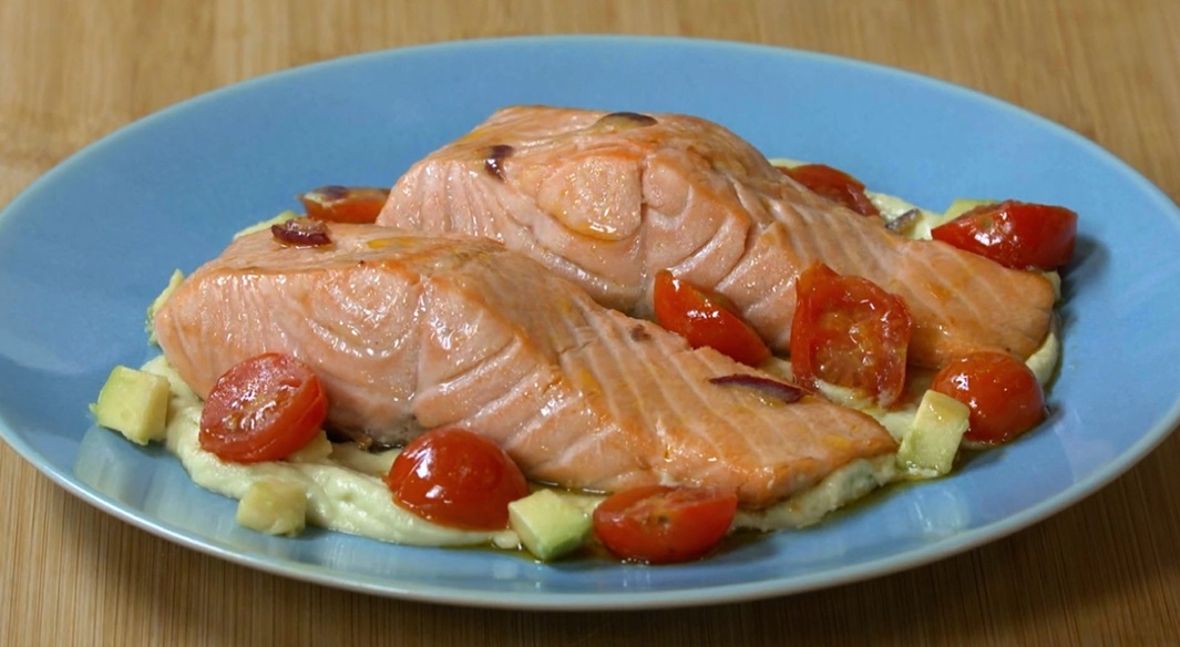 salmone con salsa di avocado