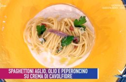 spaghettoni aglio olio su crema di cavolfiore