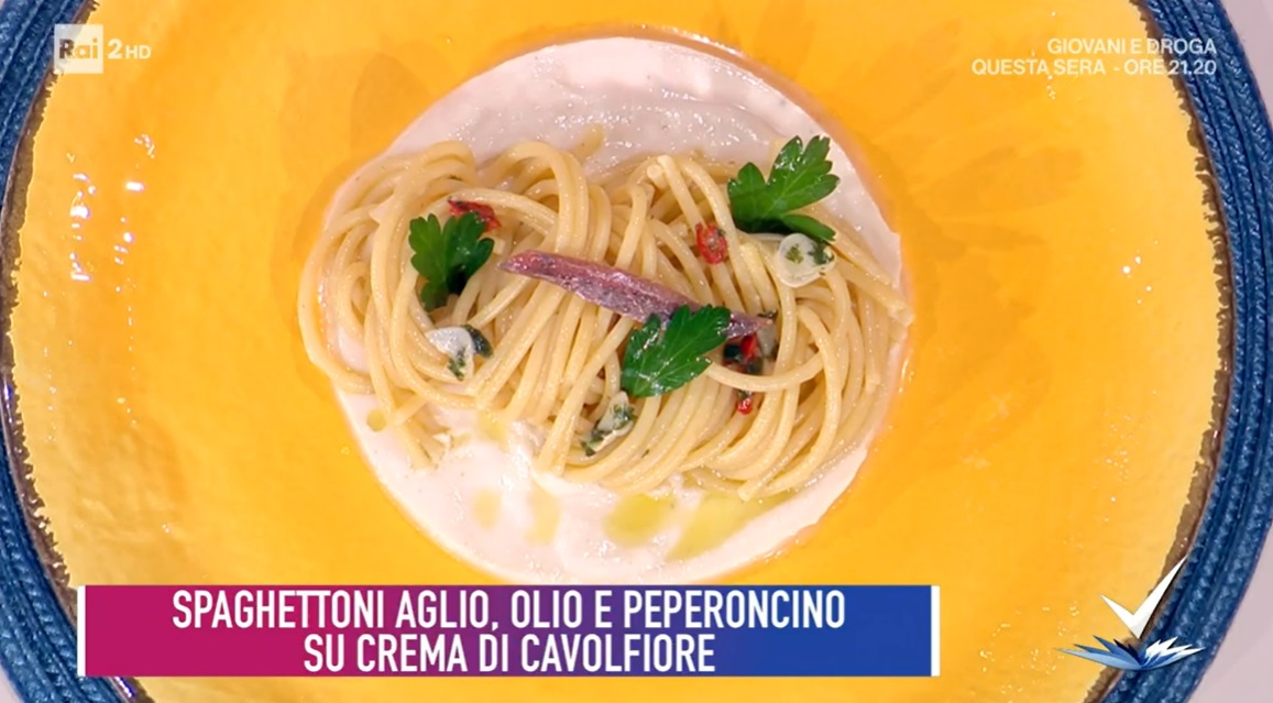 spaghettoni aglio olio su crema di cavolfiore