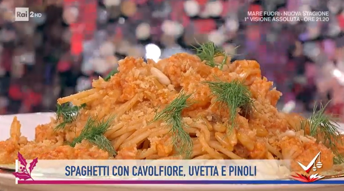 spaghetti con cavolfiore uvetta e pinoli