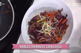 noodles con manzo e cavolo viola di Francesca Marsetti
