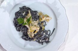 tagliolini neri con rossetti e carciofi