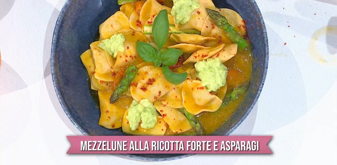 mezzelune alla ricotta forte e asparagi di Antonella Ricci