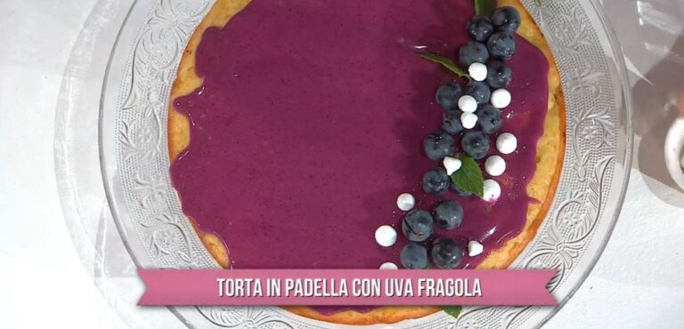 torta in padella con uva fragola di Natalia Cattelani