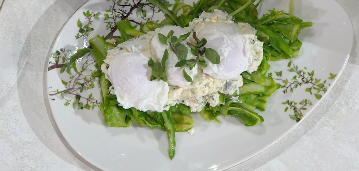 uova pochè in nido di asparagi di Francesca Marsetti