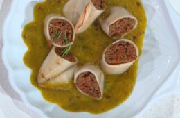 calamari ripieni su salsa di cicerchie di Mauro e Mattia Improta