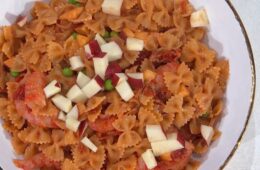 farfalle con piselli gamberi e mela rossa di Ivano Ricchebono