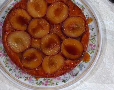 torta tatin con pesche e rosmarino di Chloe Facchini