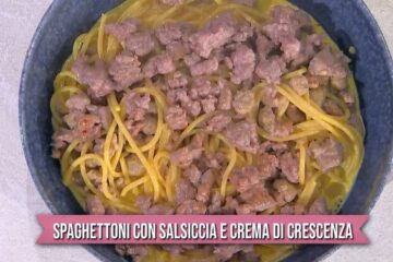 spaghettoni con salsiccia e crema di crescenza di Francesca Marsetti