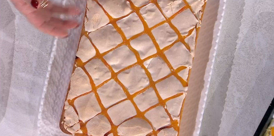 torta glassata con confettura di albicocche di Natalia Cattelani