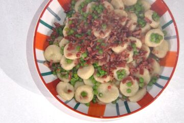 gnocchi di quark con piselli e speck di Barbara De Nigris