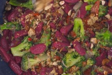 gnocchi rosa con broccoli e acciughe di Mauro e Mattia Improta